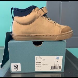Brand NEW NEVER worn Boys Toms TINY 9